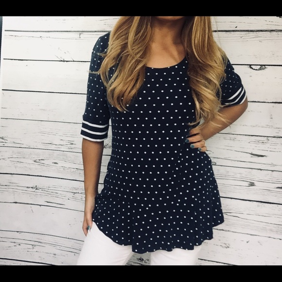 VENUS Tops - SALE❗️Venus Polka Dots loose 3/4 Sleeve Top M